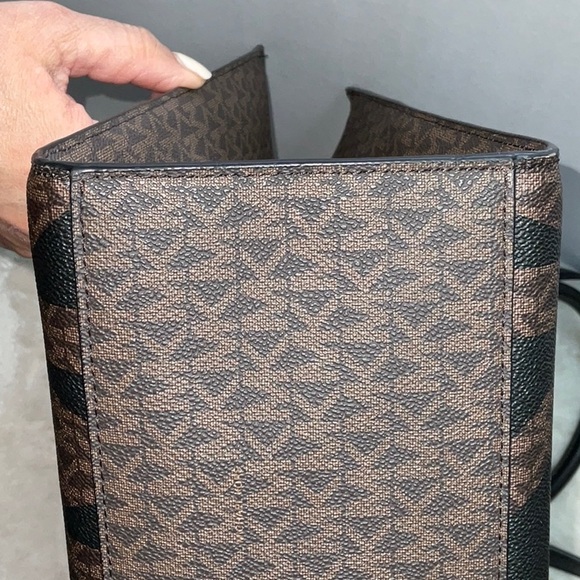 Michael Kors ‘Everly’ XL Satchel - Picture 4 of 10